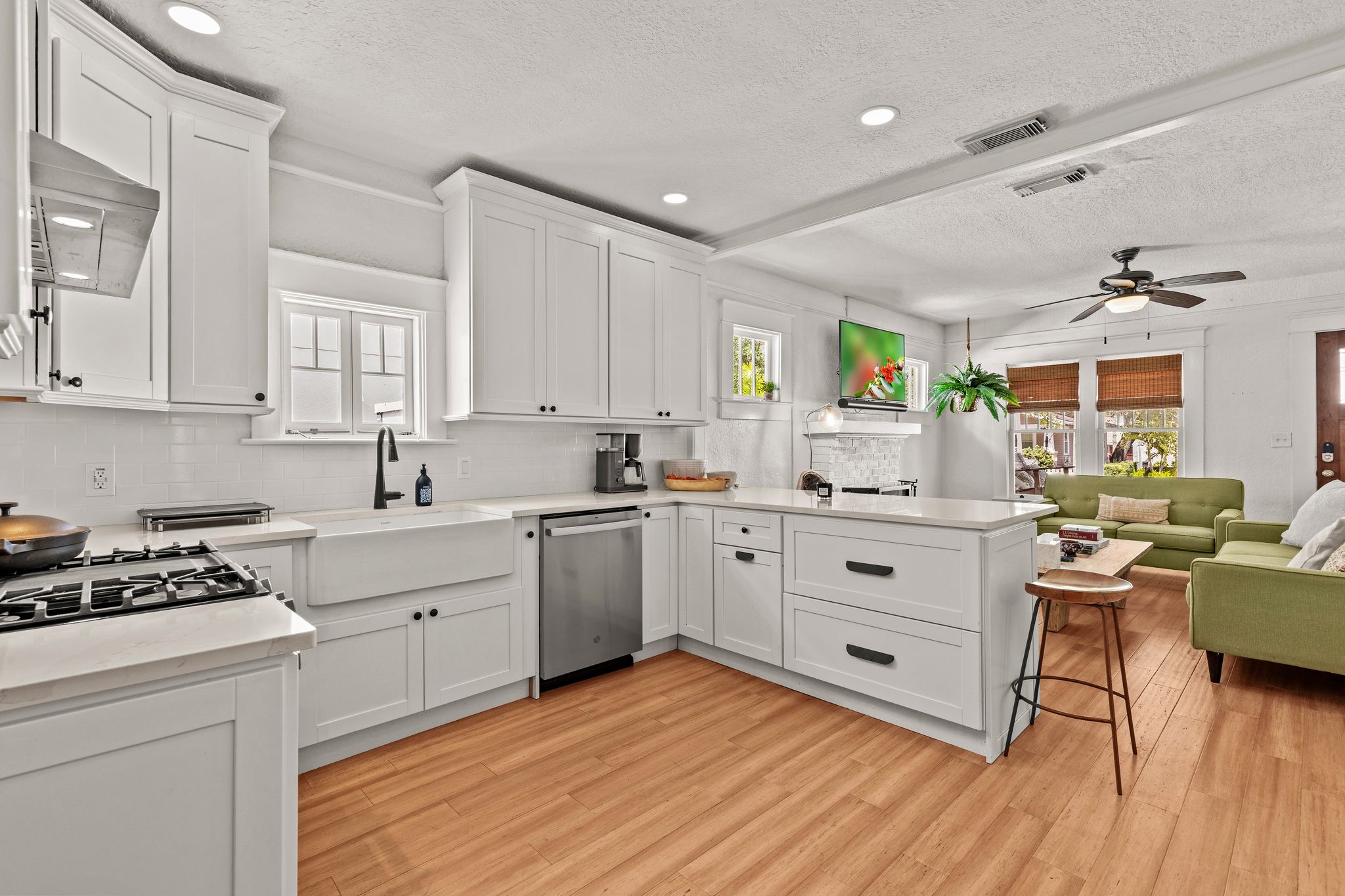 211 S ALBANY AVE | SOHO/HYDE PARK