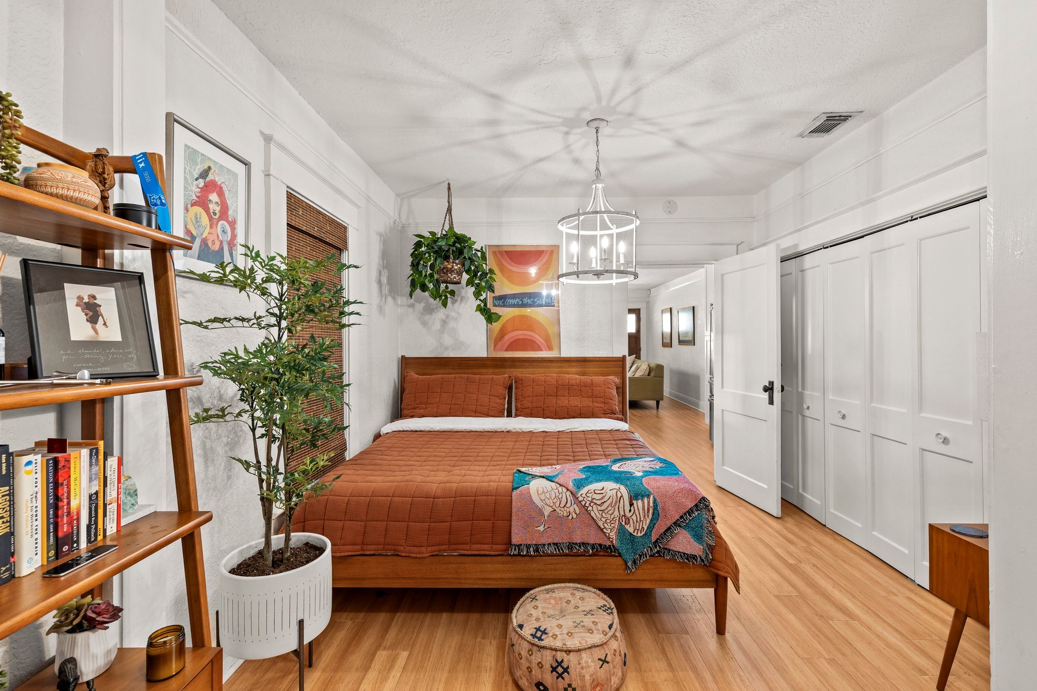 211 S ALBANY AVE | SOHO/HYDE PARK