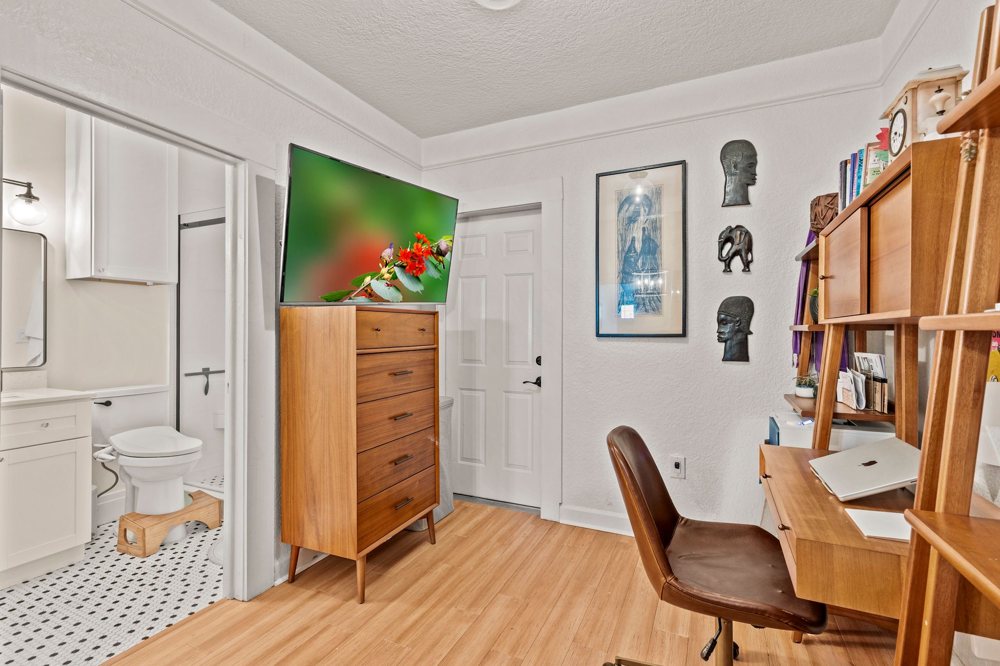 211 S ALBANY AVE | SOHO/HYDE PARK