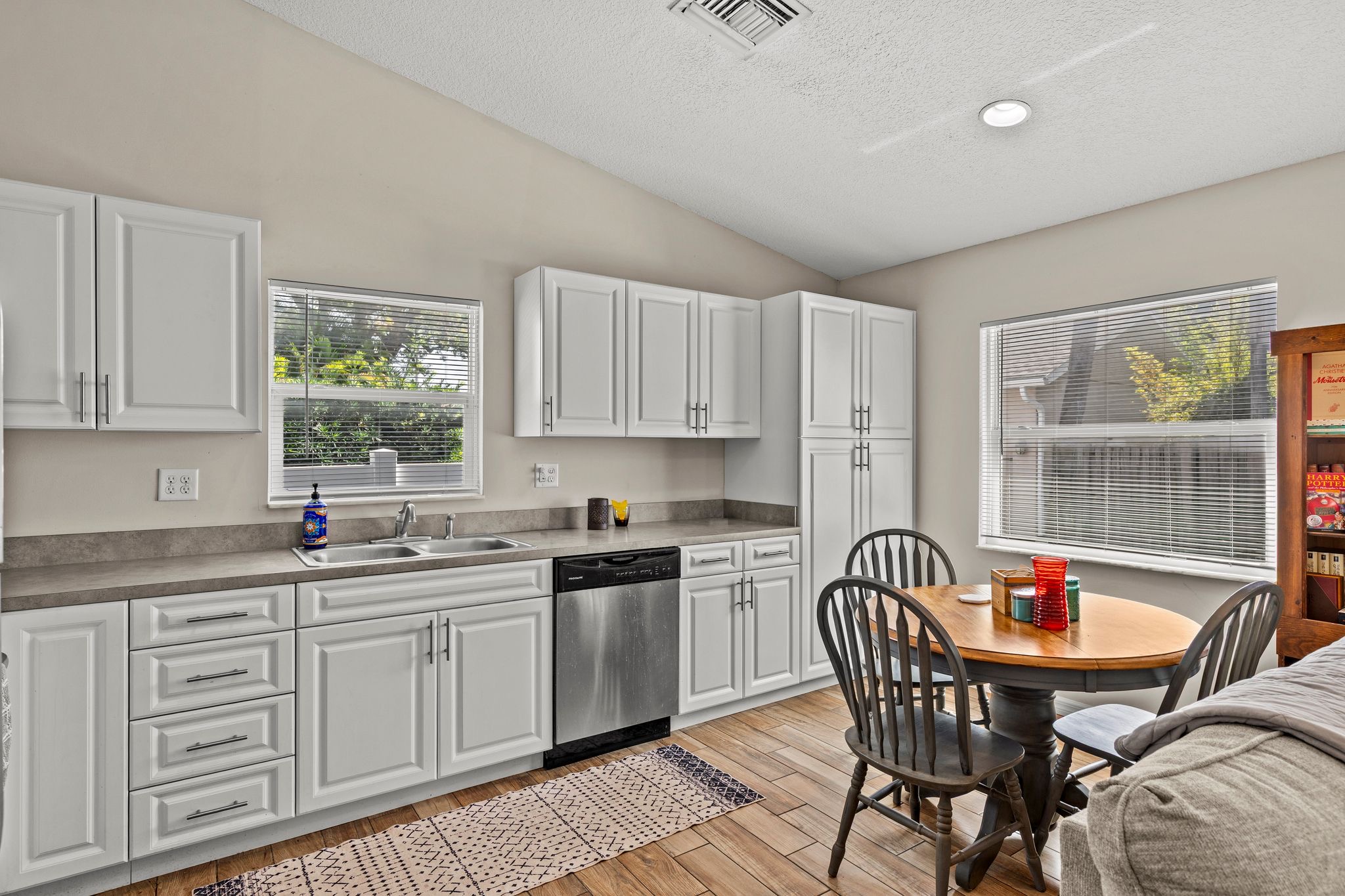 211 S ALBANY AVE | SOHO/HYDE PARK